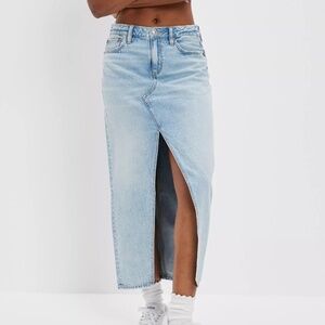 AE Low-Rise Curvy Low-rise Denim Maxi Skirt Light Wash